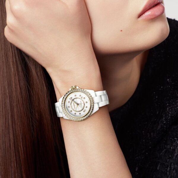 Rellotge Chanel J12 de ceràmica blanca, amb bisell de diamants, or groc i calibre 12.1 de 38mm