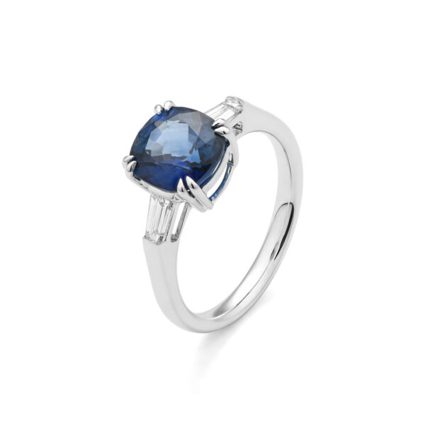 ANILLO MAISON ROCA EN ORO BLANCO, DIAMANTES NATURALES Y ZAFIRO