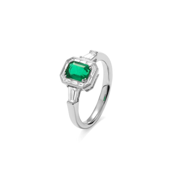 ANILLO MAISON ROCA, EN ORO BLANCO, DIAMANTES NATURALES Y ESMERALDA