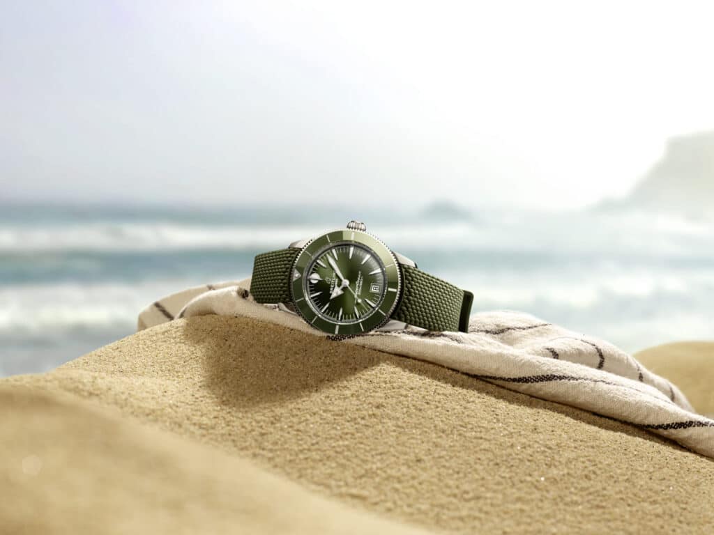 Breitling Superocean Heritage 36 mm con correa de caucho verde
