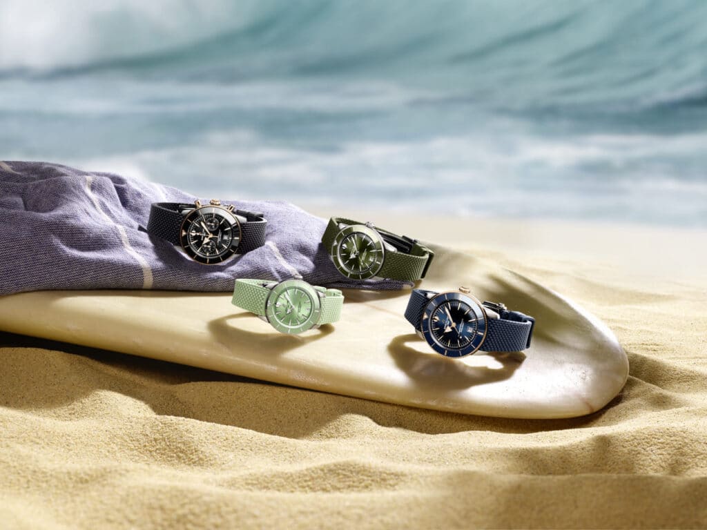 cuatro relojes Breitling Superocean Heritage en la playa