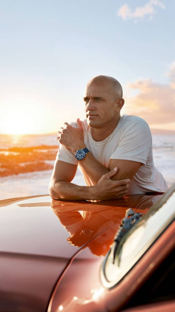 Kelly Slater, surfista internacional con un reloj Breitling Superocean Heritage